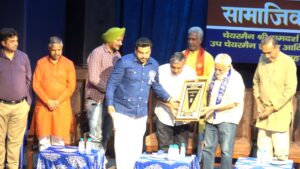 वाल्मीकि हमारी आस्था हैं व आंबेडकर हमारा रास्ता हैं : समदर्श वेद जोसफ डॉ. अंबेडकर के विचारों, उनके संघर्ष और संविधान निर्माण में उनके योगदान को रेखांकित किया गया शिक्षा व समाजसेवा में उत्कृष्ट योगदान देने वालों को किया गया सम्मानित : भगवान वाल्मीकि शोभायात्रा कमेटी के बैनर तले आयोजित समारोह में जुटे बड़ी संख्या में गणमान्य चण्डीगढ़ : सेक्टर-37 स्थित लॉ भवन में भगवान वाल्मीकि शोभायात्रा कमेटी द्वारा डॉ. भीमराव अंबेडकर की जयंती पर विशाल कार्यक्रम आयोजित किया गया, जिसमें सैंकड़ों की संख्या में समाजसेवी, धर्मगुरु, बुद्धिजीवी वर्ग और आम नागरिकों ने भाग लिया। इस ऐतिहासिक आयोजन में डॉ. अंबेडकर के विचारों, उनके संघर्ष और संविधान निर्माण में उनके योगदान को रेखांकित किया गया, साथ ही शिक्षा, समानता और सामाजिक न्याय के संदेश को जन-जन तक पहुंचाने का प्रयास किया गया। शिक्षा और खेल के क्षेत्र में उत्कृष्ट प्रदर्शन करने वाले बच्चों सहित समाज सेवा और सांस्कृतिक गतिविधियों में सक्रिय लोगों को ट्रॉफी और प्रमाण पत्र देकर सम्मानित किया गया। कार्यक्रम की अगुवाई कमेटी के चेयरमैन समदर्श वेद जोसफ और ओमपाल चावर सिंह ने की। समदर्श वेद जोसफ ने इस अवसर पर कहा कि वाल्मीकि हमारी आस्था हैं, अंबेडकर हमारा रास्ता हैं, जो समाज के लिए प्रेरणा का संदेश है। समारोह में मुख्य अतिथि कुलदीप चंद अग्निहोत्री, संजय टंडन, विक्रांत खंडेलवाल, देवेंद्र सिंह, मनीष बंसल, ओपी ड्रेविड, जय नारायण, यशवीर बेदी समेत कई धर्मगुरु और सामाजिक संगठनों के प्रतिनिधि उपस्थित रहे। कार्यक्रम को सफल बनाने में समदर्श वेद जोसफ, पवन अटवाल और काली आदिवाल की प्रमुख भूमिका रही, वहीं सहयोगियों में विशाल (कालू), शिवा चौहान, पंकज मास्टर, विशाल बिल्ला, रवि आदिवाल, लव कुमार, दिवेश, सुभाष तमोली, रविता खेरवाल, सुनील पहलवान, मुकेश बॉक्सर, आनंद बॉक्सर, रजत बॉक्सर, उदेश पोहाल, सोनिया चड्डा, ज्योति हंस, बबिता (डड्डूमाजरा), सोनिया दुग्गल, मीणा चड्डा और सुरजीत खेड़ा सहित सैकड़ों लोगों ने अपनी ज़िम्मेदारियां निभाईं। यह आयोजन न केवल डॉ. अंबेडकर की विरासत को सहेजने की एक कोशिश रहा, बल्कि समाज में एकता, जागरूकता और बदलाव की दिशा में भी एक सशक्त संदेश बनकर उभरा।