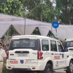 चंडीगढ़ में हाल ही में हुई फर्नीचर मार्केट की तोड़फोड़ की कार्रवाई ने शहर के हजारों लोगों की ज़िंदगी को हिला कर रख दिया है। यह मार्केट लंबे समय से शहर के व्यापारिक ताने-बाने का हिस्सा रही है, जहां सैकड़ों दुकानदारों और मजदूरों ने अपने जीवन का आधार बनाया हुआ था। लेकिन प्रशासन की ओर से अचानक की गई इस कार्रवाई ने इन सभी लोगों की आजीविका छीन ली और उन्हें अनिश्चित भविष्य की ओर धकेल दिया। प्रशासन का कहना है कि यह कार्रवाई कानूनी प्रक्रिया का हिस्सा थी। उनके अनुसार, इस मार्केट को लेकर वर्षों से नोटिस दिए जा रहे थे और अंततः अदालत के आदेश के बाद यह कदम उठाया गया। उन्होंने यह भी दावा किया कि पूरी कार्रवाई शांतिपूर्ण तरीके से की गई और किसी प्रकार की हिंसा या झड़प नहीं हुई। उनके मुताबिक, यह ज़रूरी था क्योंकि ज़मीन सरकारी थी और उस पर अवैध रूप से कब्जा किया गया था। दूसरी तरफ़, प्रभावित दुकानदारों और मज़दूरों का कहना है कि उन्हें इस कार्रवाई की न तो पूरी जानकारी दी गई थी और न ही कोई वैकल्पिक स्थान दिया गया जहां वे अपना व्यवसाय फिर से शुरू कर सकें। उनका कहना है कि प्रशासन ने केवल नोटिस देकर अपनी जिम्मेदारी पूरी मान ली, लेकिन ज़मीन से जुड़े लोगों की ज़रूरतों और समस्याओं पर कोई ध्यान नहीं दिया गया। इस मार्केट का इतिहास भी काफी अस्थिर रहा है। यह वर्षों से एक अस्थायी जगह पर स्थित थी और इसे लेकर हमेशा विवाद बना रहा। कई बार व्यापारियों ने स्थायी स्थान की मांग की, लेकिन उनकी आवाज़ को कभी गंभीरता से नहीं लिया गया। इसके बावजूद लोग अपने घर चलाने के लिए यहीं दुकानें लगाते रहे और धीरे-धीरे यह मार्केट एक बड़े व्यापारिक केंद्र के रूप में विकसित हो गई। यह कार्रवाई न केवल आर्थिक नुकसान लेकर आई, बल्कि मानसिक रूप से भी लोगों को तोड़ गई। दुकानदारों ने बताया कि वे वर्षों की पूंजी और मेहनत से खड़ी की गई दुकानों को टूटते हुए देख रहे थे और कुछ भी नहीं कर पा रहे थे। कई मजदूरों को एक ही दिन में काम से निकाल दिया गया और वे अपने परिवार का पेट पालने को लेकर चिंतित हैं। प्रशासन ने यह जरूर कहा है कि भविष्य में एक संगठित “बल्क मार्केट” विकसित की जाएगी जहां इन व्यापारियों को जगह दी जाएगी। लेकिन इस वादे के पीछे कोई ठोस योजना या समयसीमा अभी तक सामने नहीं आई है। लोग आशंकित हैं कि कहीं यह वादा भी बाकी कई सरकारी वादों की तरह अधूरा न रह जाए। इस पूरी घटना ने एक बार फिर यह सवाल खड़ा कर दिया है कि क्या विकास और क़ानून व्यवस्था की आड़ में गरीबों और छोटे व्यापारियों की अनदेखी की जा सकती है। क्या यह ज़रूरी नहीं था कि तोड़फोड़ से पहले उनकी आजीविका का कोई स्थायी समाधान निकाला जाता? क्या यह संवेदनशील प्रशासन की ज़िम्मेदारी नहीं बनती कि वह जनता को केवल नियमों से नहीं, बल्कि इंसानियत से भी देखे? दुकानदारों का यह भी कहना है कि अगर प्रशासन ने पहले से उनके लिए कोई वैकल्पिक जगह तय की होती, तो वे स्वेच्छा से अपनी दुकानें वहाँ शिफ्ट कर लेते। लेकिन उन्हें न तो समय मिला, न स्थान और न ही सहयोग। सिर्फ बुलडोज़र भेजकर उनकी पूरी मेहनत को मिट्टी में मिला दिया गया। इस पूरे मामले में यह बात भी चिंताजनक है कि इस घटना पर प्रशासन ने केवल औपचारिक बयानबाज़ी की है, जबकि प्रभावित लोगों के दर्द को समझने का कोई प्रयास नहीं किया गया। मीडिया में कुछ हद तक यह मुद्दा उठा, लेकिन स्थायी समाधान की दिशा में अभी तक कोई ठोस क़दम नहीं उठाया गया है। चंडीगढ़ जैसे विकसित शहर में इस तरह की घटना यह दिखाती है कि अभी भी विकास की दौड़ में गरीबों और छोटे व्यापारियों को पीछे छोड़ दिया जाता है। जब तक उनके लिए संवेदनशील और व्यावहारिक समाधान नहीं निकाले जाते, तब तक ऐसी घटनाएं सिर्फ दर्द देंगी और व्यवस्था पर सवाल खड़े करती रहेंगी।