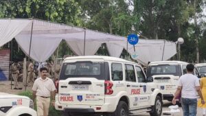 चंडीगढ़ में हाल ही में हुई फर्नीचर मार्केट की तोड़फोड़ की कार्रवाई ने शहर के हजारों लोगों की ज़िंदगी को हिला कर रख दिया है। यह मार्केट लंबे समय से शहर के व्यापारिक ताने-बाने का हिस्सा रही है, जहां सैकड़ों दुकानदारों और मजदूरों ने अपने जीवन का आधार बनाया हुआ था। लेकिन प्रशासन की ओर से अचानक की गई इस कार्रवाई ने इन सभी लोगों की आजीविका छीन ली और उन्हें अनिश्चित भविष्य की ओर धकेल दिया। प्रशासन का कहना है कि यह कार्रवाई कानूनी प्रक्रिया का हिस्सा थी। उनके अनुसार, इस मार्केट को लेकर वर्षों से नोटिस दिए जा रहे थे और अंततः अदालत के आदेश के बाद यह कदम उठाया गया। उन्होंने यह भी दावा किया कि पूरी कार्रवाई शांतिपूर्ण तरीके से की गई और किसी प्रकार की हिंसा या झड़प नहीं हुई। उनके मुताबिक, यह ज़रूरी था क्योंकि ज़मीन सरकारी थी और उस पर अवैध रूप से कब्जा किया गया था। दूसरी तरफ़, प्रभावित दुकानदारों और मज़दूरों का कहना है कि उन्हें इस कार्रवाई की न तो पूरी जानकारी दी गई थी और न ही कोई वैकल्पिक स्थान दिया गया जहां वे अपना व्यवसाय फिर से शुरू कर सकें। उनका कहना है कि प्रशासन ने केवल नोटिस देकर अपनी जिम्मेदारी पूरी मान ली, लेकिन ज़मीन से जुड़े लोगों की ज़रूरतों और समस्याओं पर कोई ध्यान नहीं दिया गया। इस मार्केट का इतिहास भी काफी अस्थिर रहा है। यह वर्षों से एक अस्थायी जगह पर स्थित थी और इसे लेकर हमेशा विवाद बना रहा। कई बार व्यापारियों ने स्थायी स्थान की मांग की, लेकिन उनकी आवाज़ को कभी गंभीरता से नहीं लिया गया। इसके बावजूद लोग अपने घर चलाने के लिए यहीं दुकानें लगाते रहे और धीरे-धीरे यह मार्केट एक बड़े व्यापारिक केंद्र के रूप में विकसित हो गई। यह कार्रवाई न केवल आर्थिक नुकसान लेकर आई, बल्कि मानसिक रूप से भी लोगों को तोड़ गई। दुकानदारों ने बताया कि वे वर्षों की पूंजी और मेहनत से खड़ी की गई दुकानों को टूटते हुए देख रहे थे और कुछ भी नहीं कर पा रहे थे। कई मजदूरों को एक ही दिन में काम से निकाल दिया गया और वे अपने परिवार का पेट पालने को लेकर चिंतित हैं। प्रशासन ने यह जरूर कहा है कि भविष्य में एक संगठित “बल्क मार्केट” विकसित की जाएगी जहां इन व्यापारियों को जगह दी जाएगी। लेकिन इस वादे के पीछे कोई ठोस योजना या समयसीमा अभी तक सामने नहीं आई है। लोग आशंकित हैं कि कहीं यह वादा भी बाकी कई सरकारी वादों की तरह अधूरा न रह जाए। इस पूरी घटना ने एक बार फिर यह सवाल खड़ा कर दिया है कि क्या विकास और क़ानून व्यवस्था की आड़ में गरीबों और छोटे व्यापारियों की अनदेखी की जा सकती है। क्या यह ज़रूरी नहीं था कि तोड़फोड़ से पहले उनकी आजीविका का कोई स्थायी समाधान निकाला जाता? क्या यह संवेदनशील प्रशासन की ज़िम्मेदारी नहीं बनती कि वह जनता को केवल नियमों से नहीं, बल्कि इंसानियत से भी देखे? दुकानदारों का यह भी कहना है कि अगर प्रशासन ने पहले से उनके लिए कोई वैकल्पिक जगह तय की होती, तो वे स्वेच्छा से अपनी दुकानें वहाँ शिफ्ट कर लेते। लेकिन उन्हें न तो समय मिला, न स्थान और न ही सहयोग। सिर्फ बुलडोज़र भेजकर उनकी पूरी मेहनत को मिट्टी में मिला दिया गया। इस पूरे मामले में यह बात भी चिंताजनक है कि इस घटना पर प्रशासन ने केवल औपचारिक बयानबाज़ी की है, जबकि प्रभावित लोगों के दर्द को समझने का कोई प्रयास नहीं किया गया। मीडिया में कुछ हद तक यह मुद्दा उठा, लेकिन स्थायी समाधान की दिशा में अभी तक कोई ठोस क़दम नहीं उठाया गया है। चंडीगढ़ जैसे विकसित शहर में इस तरह की घटना यह दिखाती है कि अभी भी विकास की दौड़ में गरीबों और छोटे व्यापारियों को पीछे छोड़ दिया जाता है। जब तक उनके लिए संवेदनशील और व्यावहारिक समाधान नहीं निकाले जाते, तब तक ऐसी घटनाएं सिर्फ दर्द देंगी और व्यवस्था पर सवाल खड़े करती रहेंगी।
