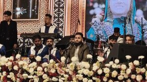 चंडीगढ़ के राम दरबार क्षेत्र में सूफी संत बाबा रुकुद्दीन और माता राम बाई जी अम्मी हुज़ूर शाहंशाह के उर्स-ए-मुबारक के अवसर पर एक भव्य धार्मिक और आध्यात्मिक कार्यक्रम का आयोजन किया गया। यह आयोजन आस्था, प्रेम और भाईचारे का सुंदर संगम बना। इस पावन अवसर पर दूर-दराज़ से आए अकीदतमंदों ने बड़ी संख्या में शिरकत की। दरगाह परिसर में श्रद्धा और भक्ति का माहौल देखने को मिला, जहां हर चेहरा सुकून और शांति से भरा हुआ था। कार्यक्रम के दौरान सूफी कव्वाली और कलाम की प्रस्तुतियों ने समा बांध दिया। अल्लाह और सूफी संतों की शान में पेश किए गए कलाम ने श्रोताओं के दिलों को गहराई से छू लिया। उर्स के मौके पर चादरपोशी और दुआओं का विशेष आयोजन किया गया। लोगों ने देश में अमन, शांति और खुशहाली के लिए दुआ मांगी और एक-दूसरे के लिए नेक ख्वाहिशें जताईं। माता राम बाई चैरिटेबल ट्रस्ट की ओर से इस कार्यक्रम को बेहद सुव्यवस्थित और गरिमापूर्ण ढंग से आयोजित किया गया। ट्रस्ट के सदस्यों ने सेवा भाव से सभी व्यवस्थाओं को संभाला। कार्यक्रम में सामाजिक सद्भाव और आपसी भाईचारे का संदेश स्पष्ट रूप से देखने को मिला। अलग-अलग समुदायों के लोग एक साथ बैठकर इस आध्यात्मिक आयोजन का हिस्सा बने। उर्स के दौरान लंगर और प्रसाद की व्यवस्था भी की गई, जिसमें सभी श्रद्धालुओं ने प्रेमपूर्वक भाग लिया। सेवा और इंसानियत का यह भाव आयोजन की विशेष पहचान रहा। सूफी परंपरा की यह झलक युवाओं के लिए भी प्रेरणास्रोत बनी। कार्यक्रम ने प्रेम, सहिष्णुता और मानवता के मूल्यों को मजबूती से प्रस्तुत किया। स्थानीय लोगों के साथ-साथ बाहर से आए मेहमानों ने भी आयोजन की सराहना की। सभी ने इसे आध्यात्मिक ऊर्जा से भरपूर और मन को शांति देने वाला अनुभव बताया। उर्स-ए-मुबारक का यह आयोजन चंडीगढ़ के धार्मिक और सांस्कृतिक जीवन में एक यादगार अध्याय बन गया, जो आने वाले समय में भी लोगों के दिलों में अपनी छाप छोड़ेगा।